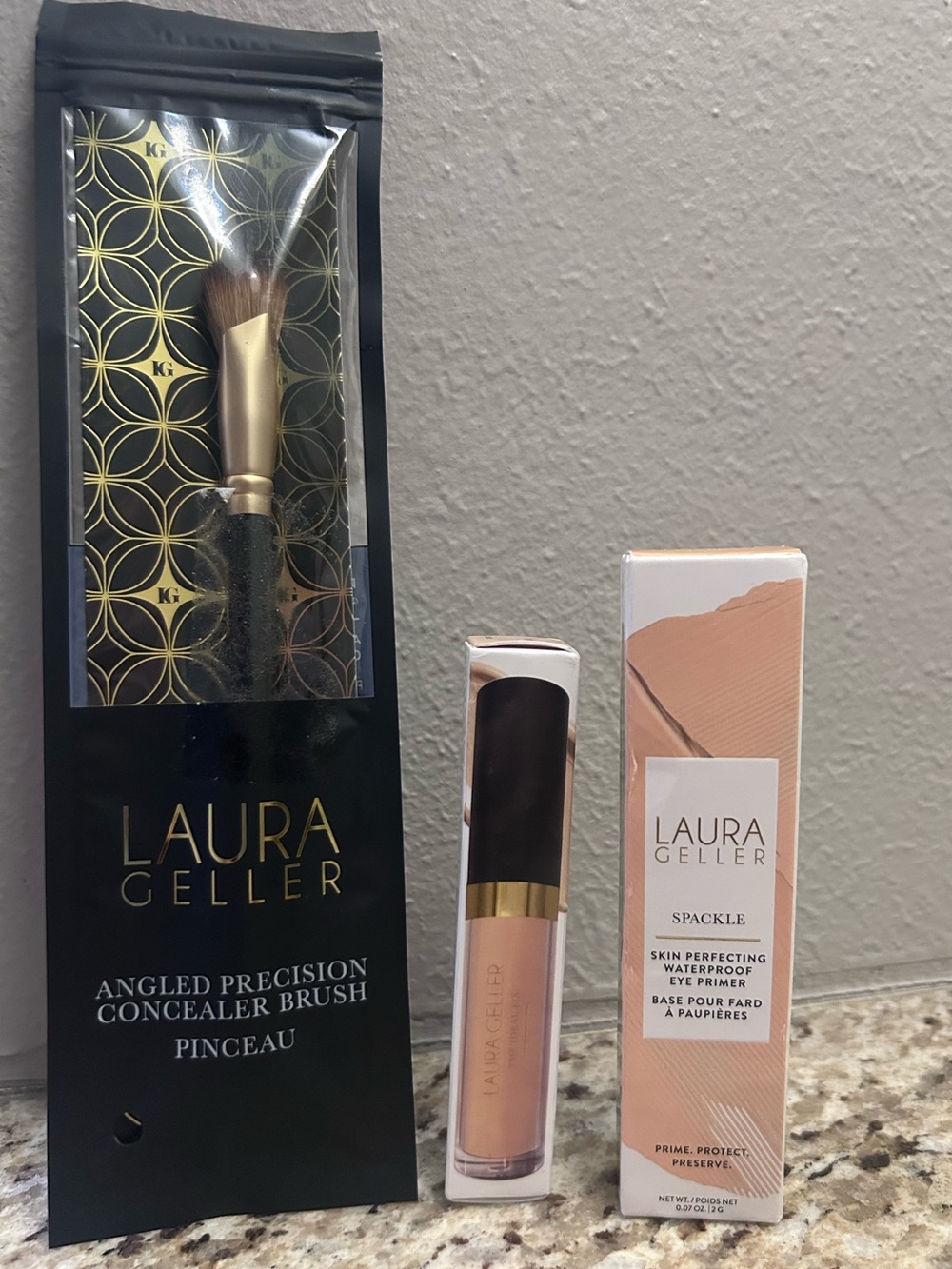 Laura Geller BUNDLE 3 Items- Concealer (light) + Eye Primer + Concealer Brush